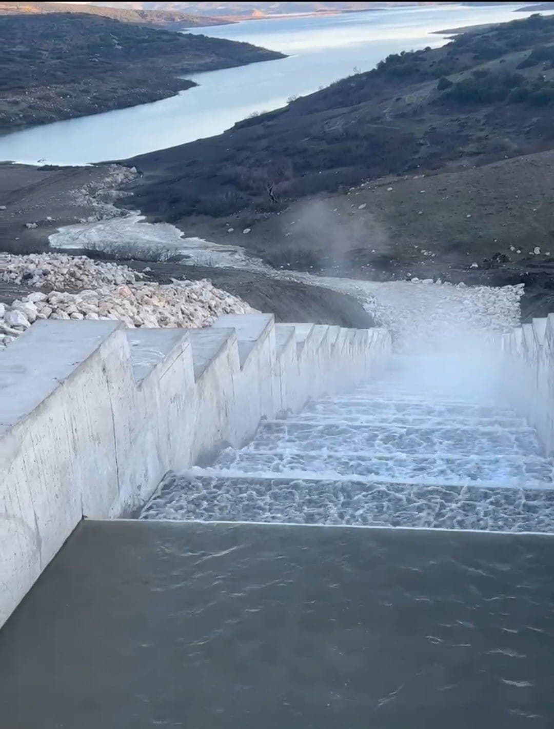 Ouvrage de dissipation et de restitution des eaux du surbarrage Dar Khrofa