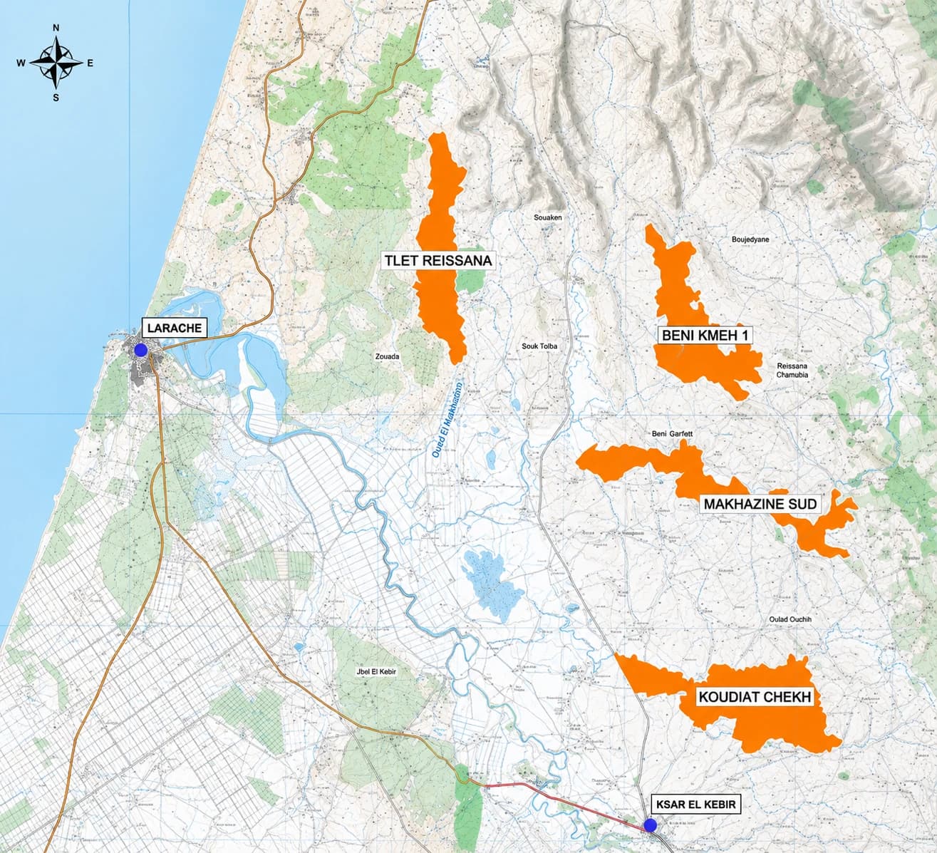 Carte des quatre secteurs d'irrigation de complément de Dar Khrofa — Tlet Reissana, Beni Kmeh 1, Makhazine Sud et Koudiat Chekh — répartis à l'est de l'oued El Makhazine, entre Larache et Ksar El Kébir.