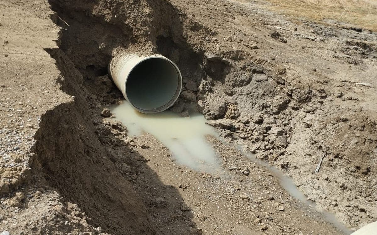Intervention continue, de jour comme de nuit, pour la réparation d'une fuite sur la conduite principale du périmètre irrigué d'Asjen — 1