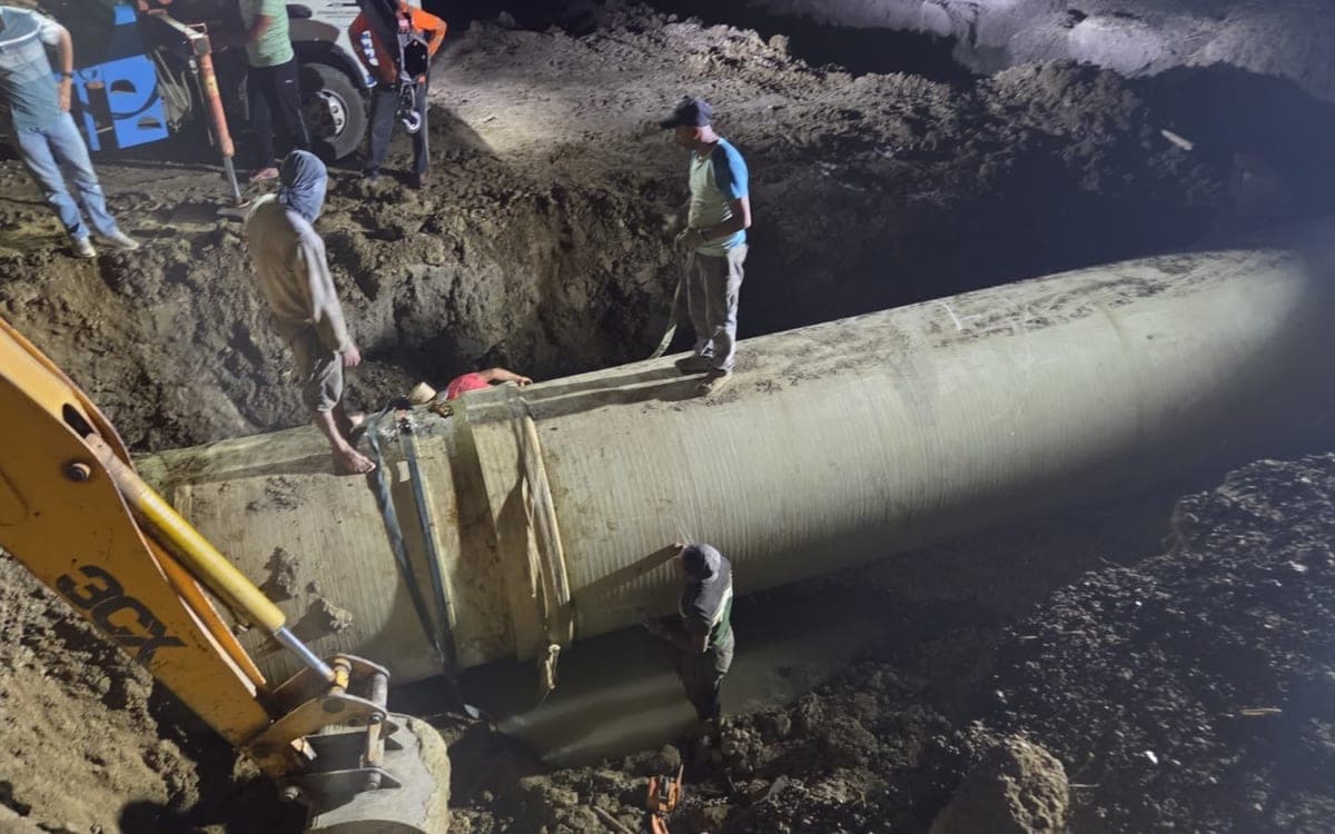 Intervention continue, de jour comme de nuit, pour la réparation d'une fuite sur la conduite principale du périmètre irrigué d'Asjen — 2