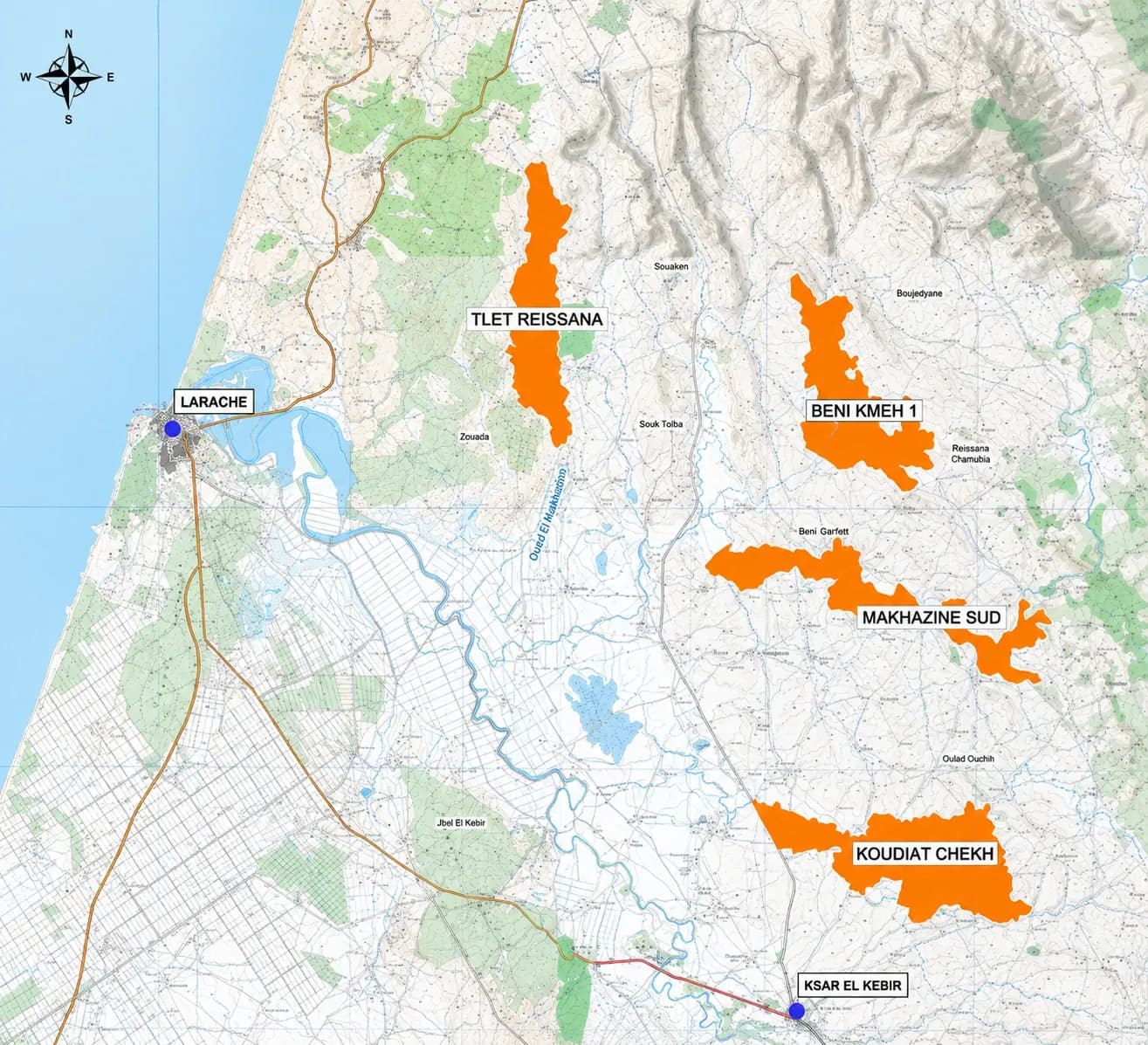Carte des quatre secteurs d'irrigation de complément de Dar Khrofa — Tlet Reissana, Beni Kmeh 1, Makhazine Sud et Koudiat Chekh — répartis à l'est de l'oued El Makhazine, entre Larache et Ksar El Kébir.